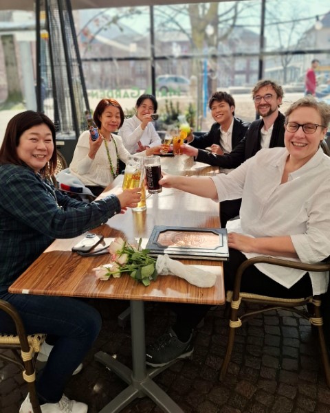 Menschen mit Getränken im Außenbereich eines Restaurants