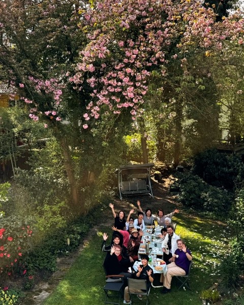 Menschen, um einen Gartentisch versammelt