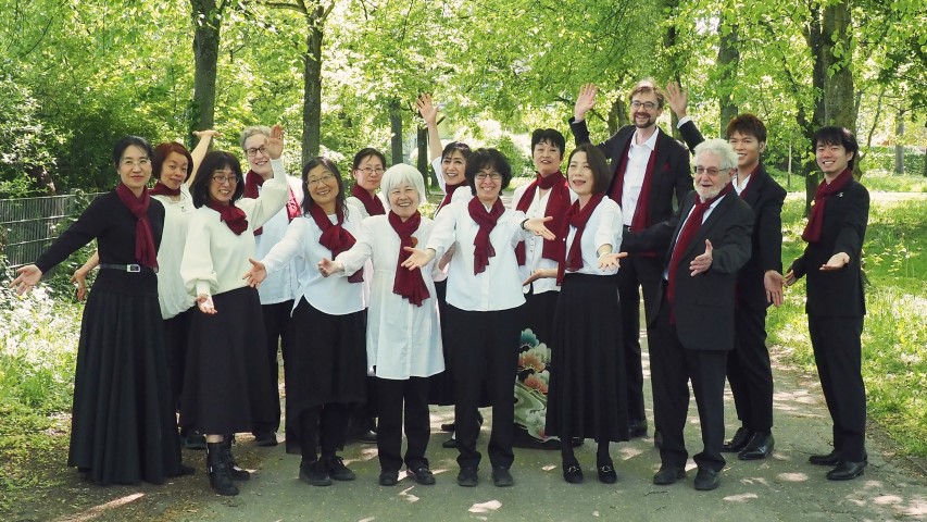 Gruppenbild: Die Chormitglieder im Grünen