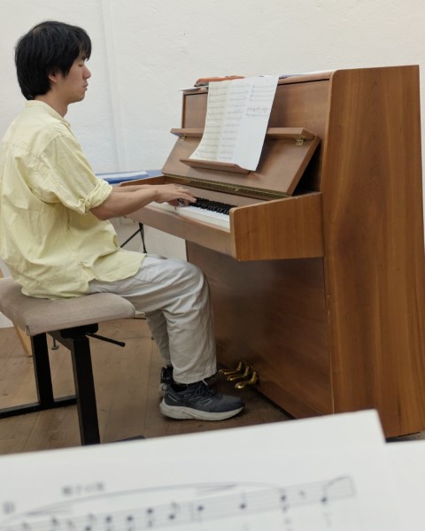 Person am Klavier