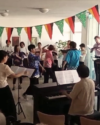 Chormitglieder beim Singen und Tanzen