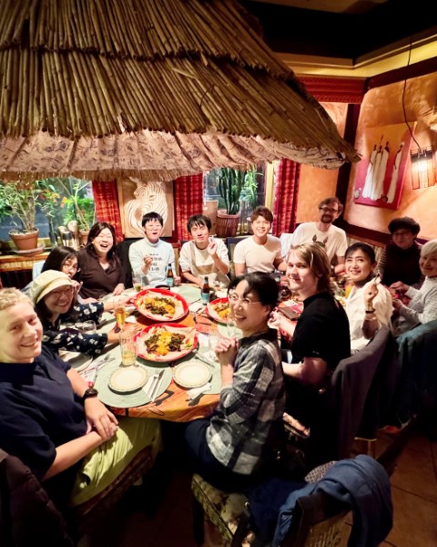Menschen in einem Restaurant schauen fröhlich in die Kamera